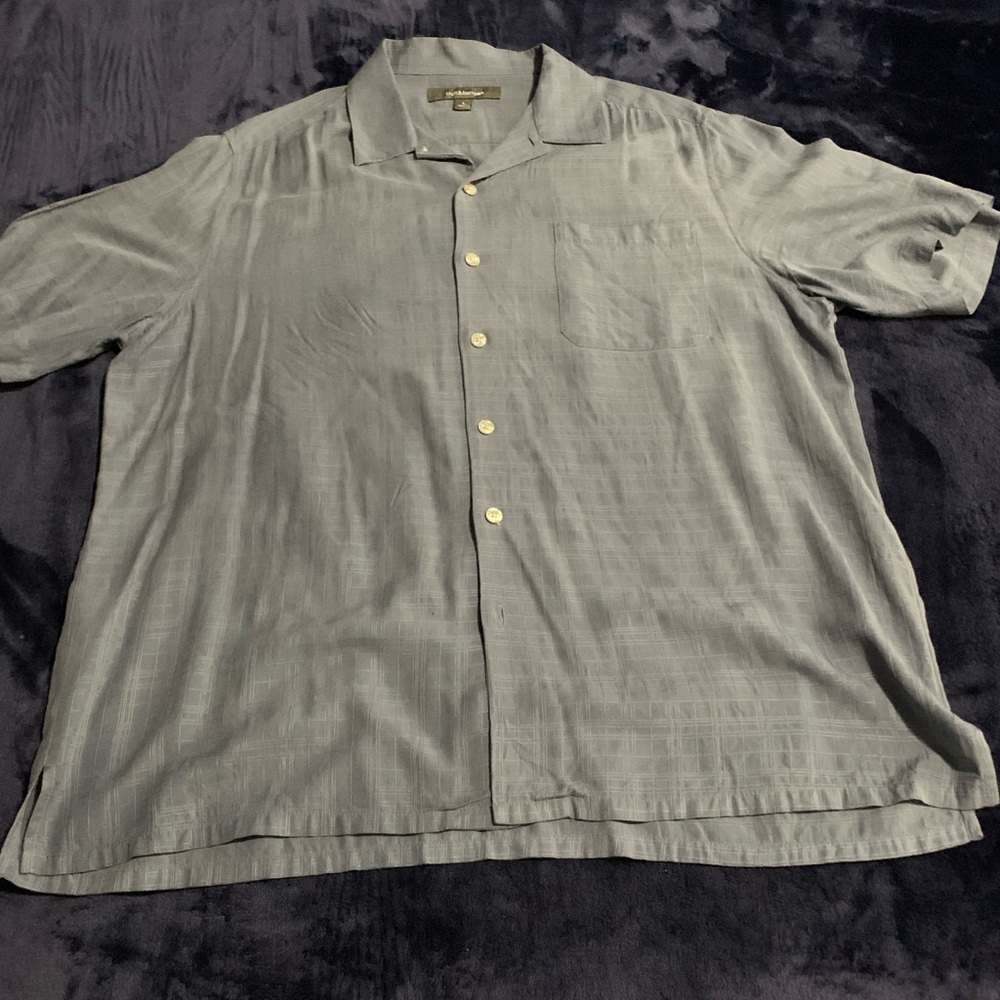 Croft and Barrow Slate Blue Short Sleeve Shirt.
Lightweight,comfortable. EUC.